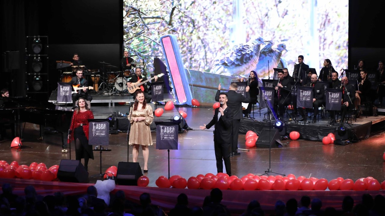 Antalya Büyükşehir Belediyesi'nin Sevgililer Günü konserleri yoğun ilgi gördü