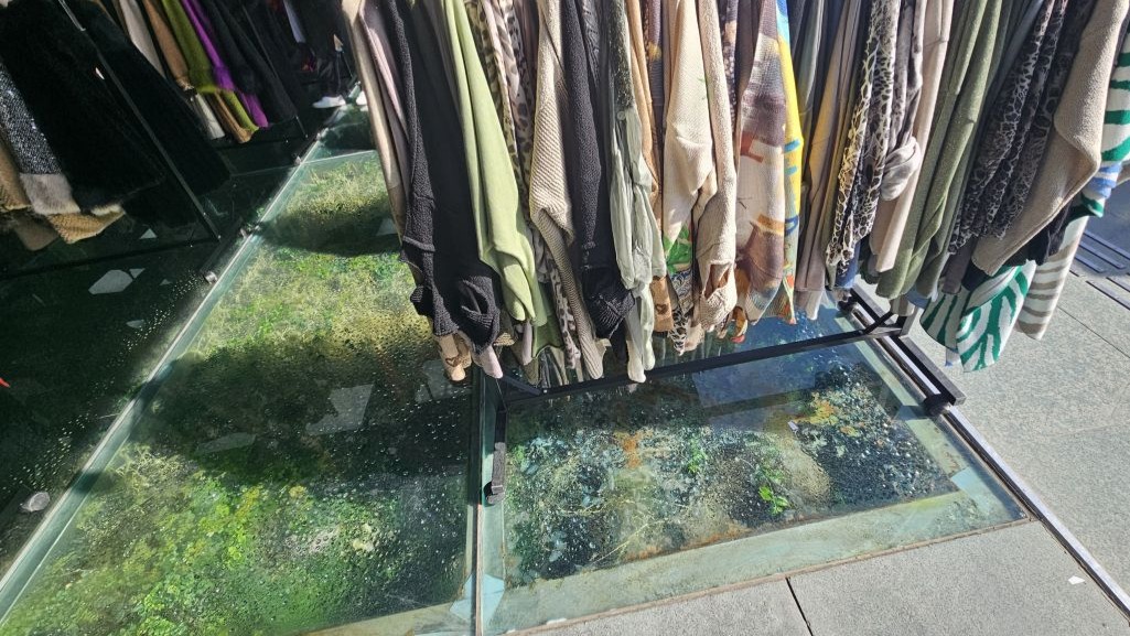 Antalya'da rezillik ,tarihin üzerinde işportacılık yapılıyor !
