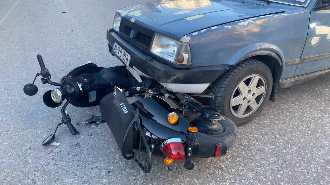 Serik’te otomobille çarpışan motosikletli yaralandı