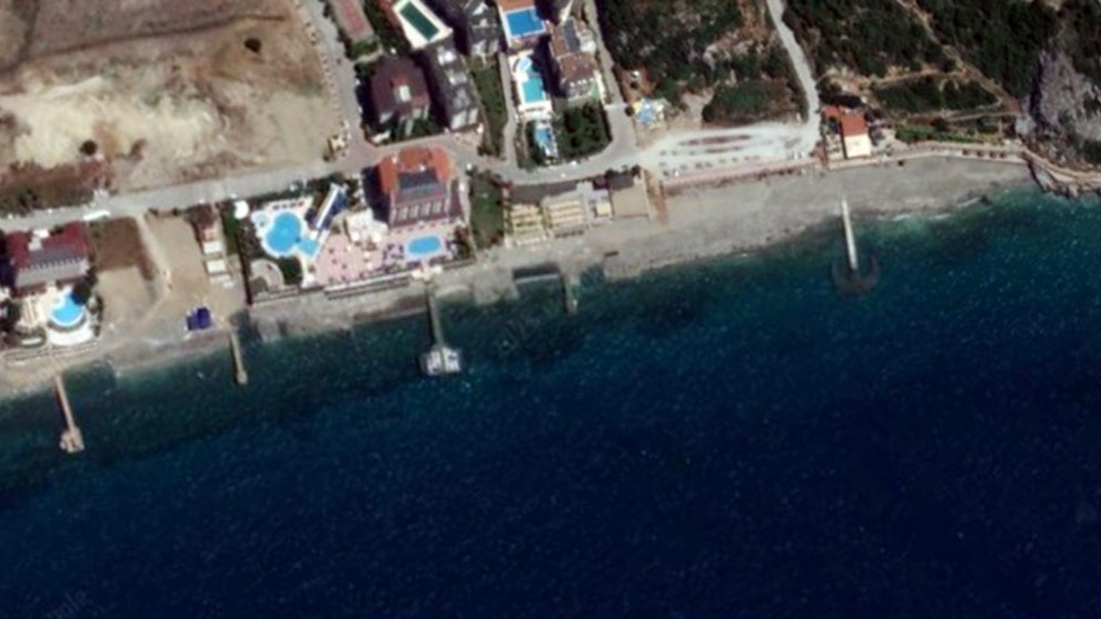 Antalya kıyılarında deniz doldurularak yapılan iskeleler, uydu fotoğraflarında