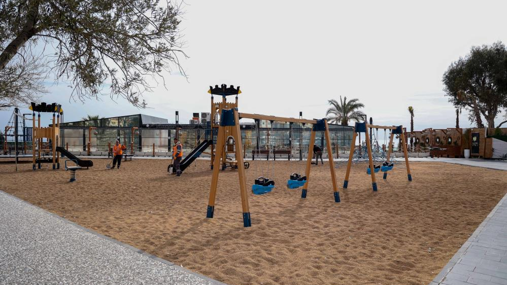 Antalya’da çocuk oyun parkları zemini zeytin çekirdeğiyle kaplanıyor