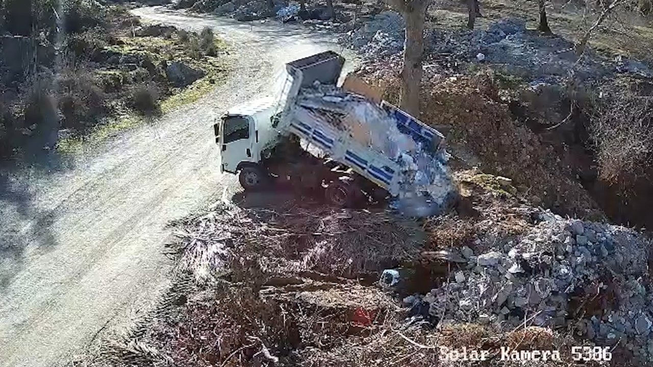Antalya'da kaçak moloz ve hafriyat dökümüne foto kapanlı takip