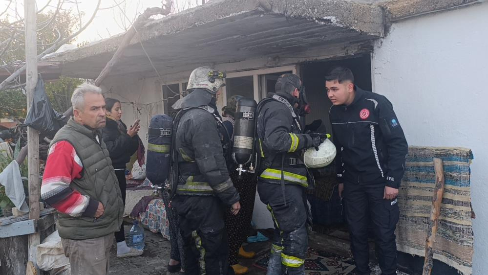 Antalya’da  elektrik sayacı patladı, komşunun müdahalesi yangının büyümesini önledi