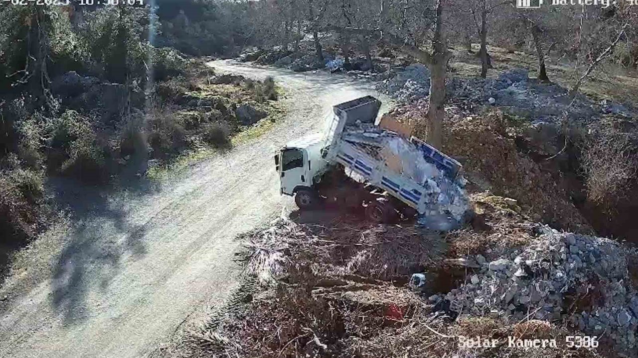 Alanya’da kaçak moloz ve hafriyat dökümüne fotokapanlı takip