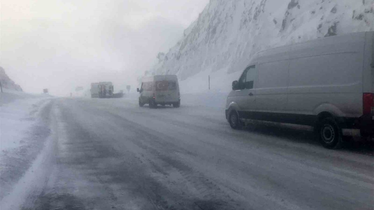Antalya-Konya kara yolu tır ve çekicilerin geçişine yeniden açıldı