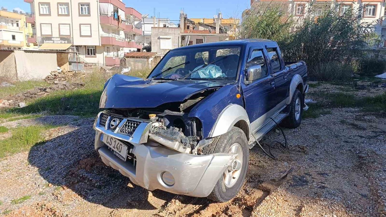 Kamyonet duvara çarptı, sürücü yaralandı