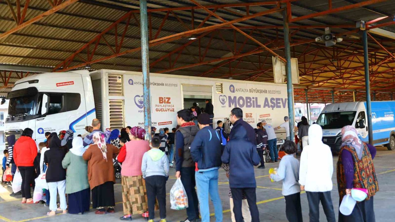 Antalya'da Mobil Aşevi ramazanda her akşam farklı mahallede bin kişilik yemek dağıtacak
