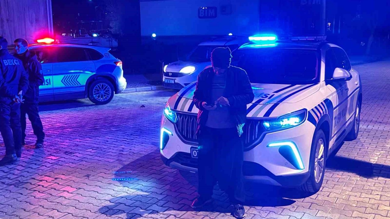 Antalya'da polis aracına çarpan sürücü 3.74 promil alkollü çıktı