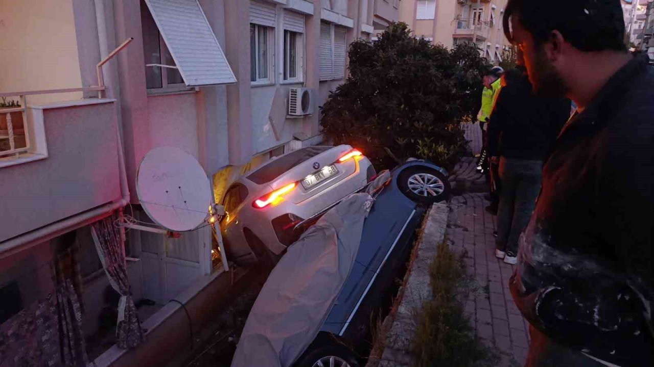 Antalya'da uyuşturucu etkisinde otomobilde sızdı, karşısında polisleri görüp gaza basınca ortalığı savaş alanına döndürdü