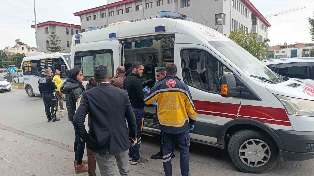 Antalya'da yaya geçidinde motosiklet yayaya çarptı: 2 yaralı