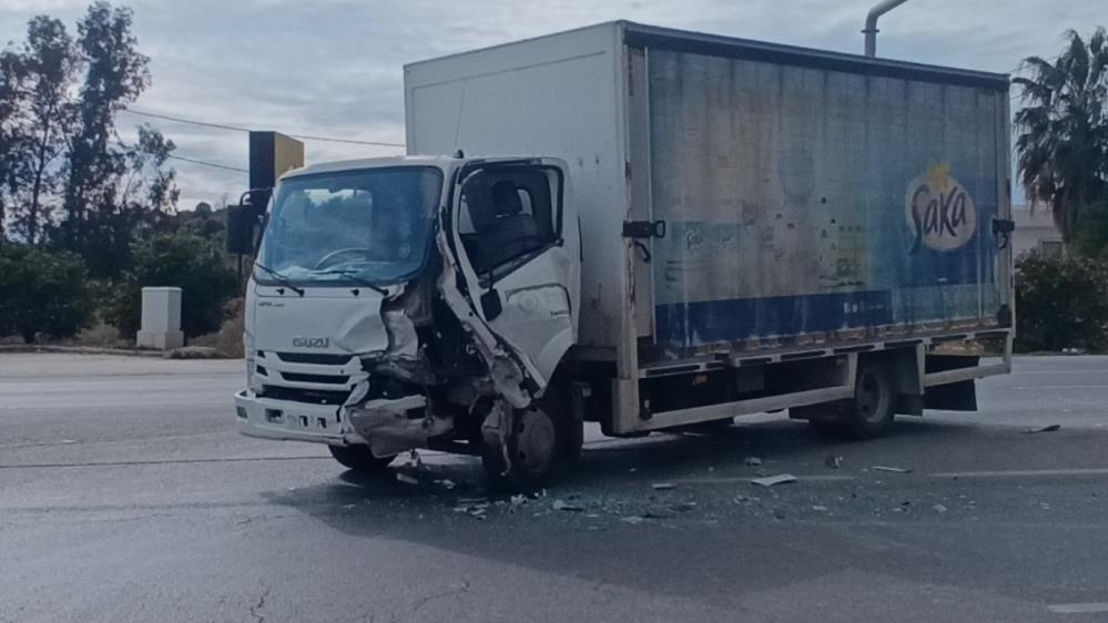 Antalya'da kırmızı ışıkta duran otomobile çarpmamak için direksiyonu kırdı, kamyona çarptı