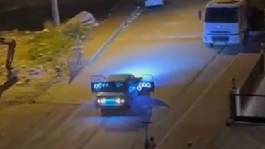 Sahur vaktinde otomobilin kapılarını açtı, yüksek sesli müzikle mahalleliyi ayağa kaldırdı