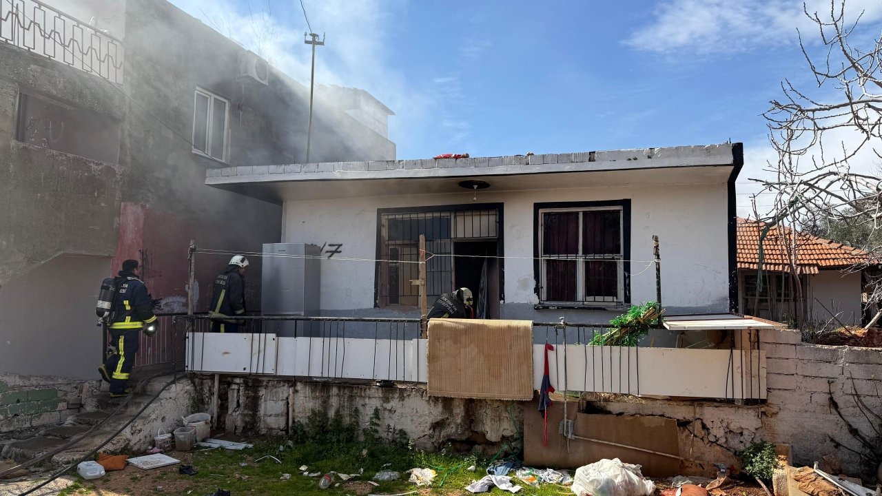 Ev yangını itfaiye tarafından söndürüldü
