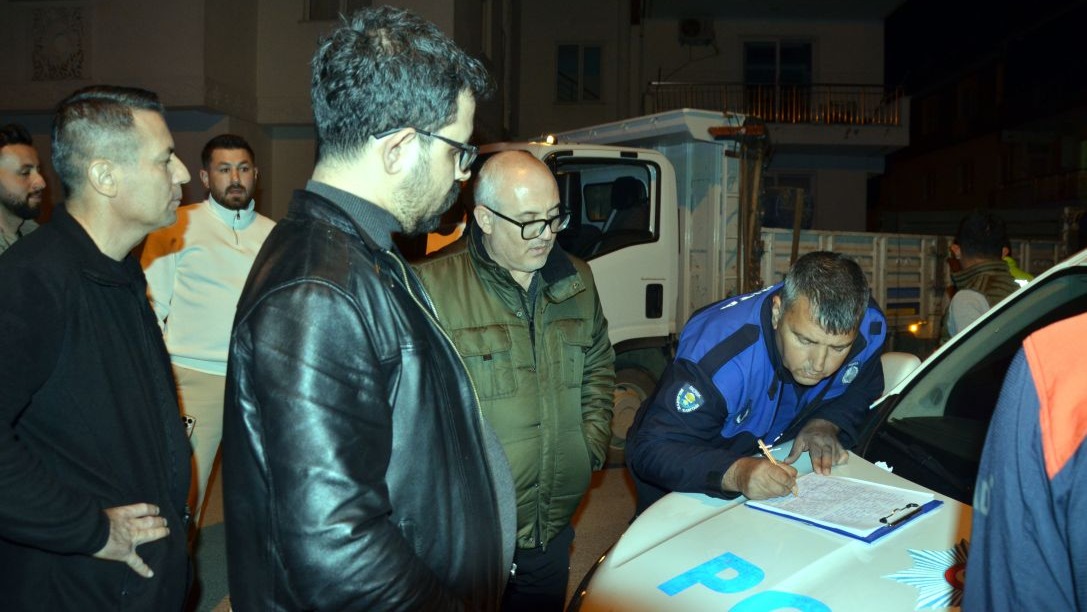 Duvarlarında çatlaklar oluşan 2 katlı bina tahliye edilip, mühürlendi
