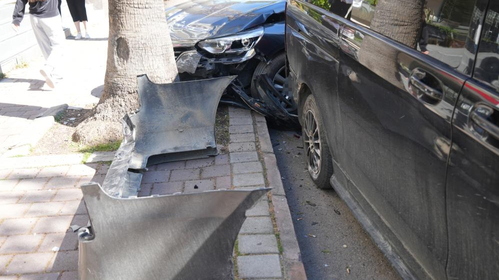 Antalya’da halk otobüsü park halindeki 4 araca çarptı, ortalık savaş alanına döndü