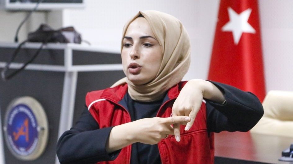 Halasıyla iletişim kuramayınca üzülüp işaret dili uzmanı oldu