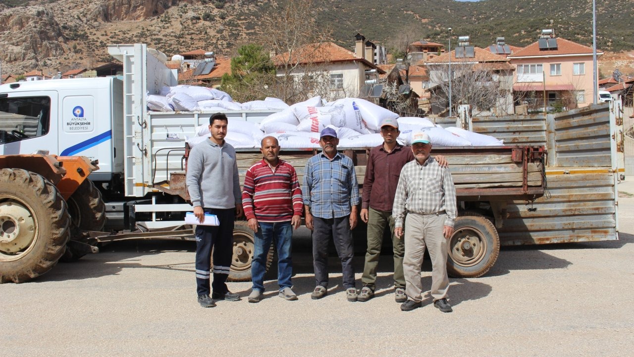 Büyükşehir’in üreticilere yem desteği sürüyor