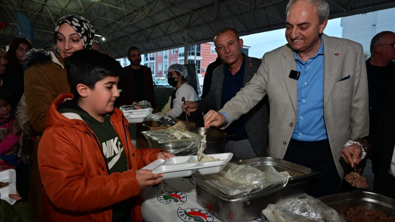 Kocagöz iftar yemeğini mahalle sakinlerine kendi eliyle yaptı