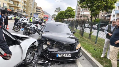Polisin ’dur’ ihtarına uymayan sürücü ortalığı savaş alanına çevirdi