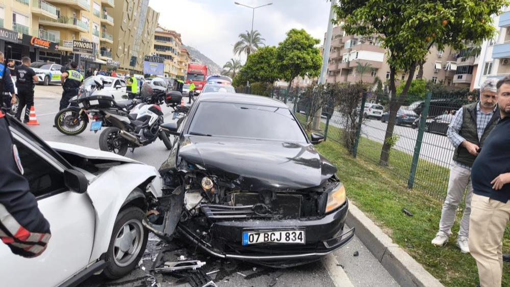 Polisin ’dur’ ihtarına uymayan sürücü ortalığı savaş alanına çevirdi