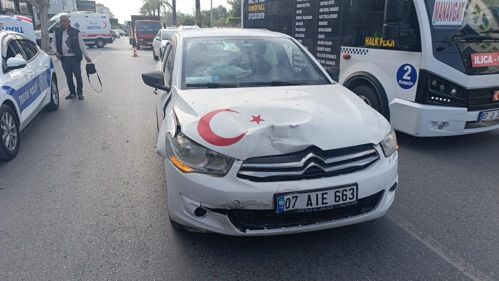 Otomobil, kapalı kasa kamyonete çarptı: 1 yaralı