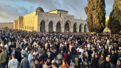 Mescid-i Aksa'da 120 bin kişi bayram namazını kıldı