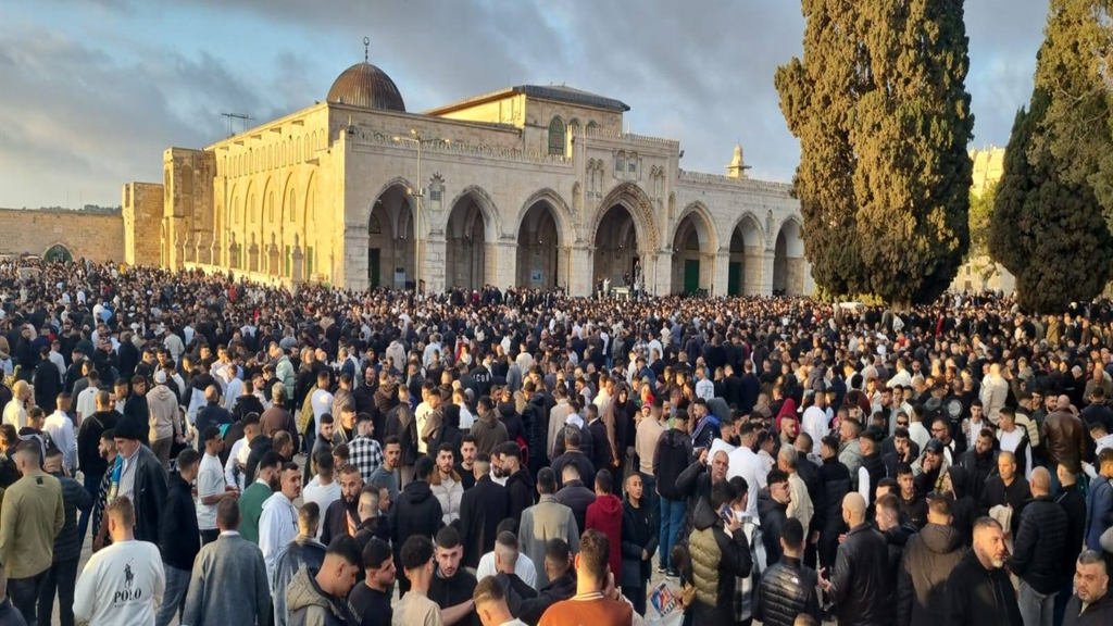 Mescid-i Aksa'da 120 bin kişi bayram namazını kıldı