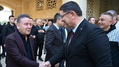 Başkan Muhitin Böcek vatandaşlarla bayramlaştı