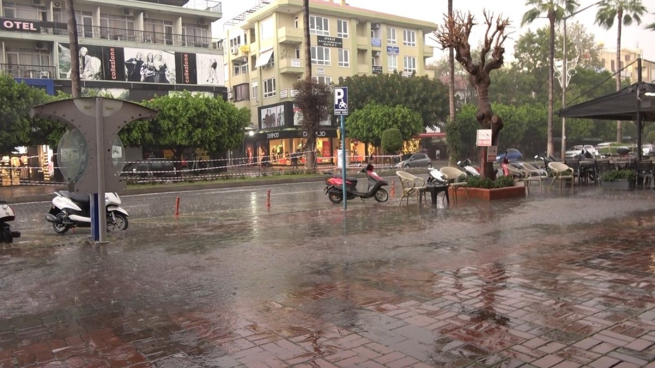 Alanya’da sabah saatlerinde yağış etkili oldu