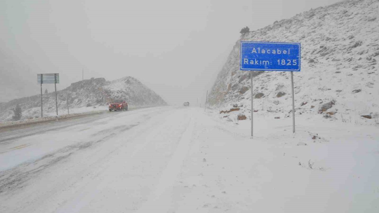 Antalya-Konya kara yolunda kar yağışı