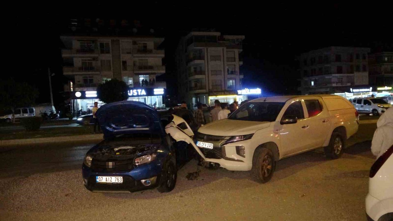 Antalya’da 3 araçlı zincirleme kaza: 1 yaralı