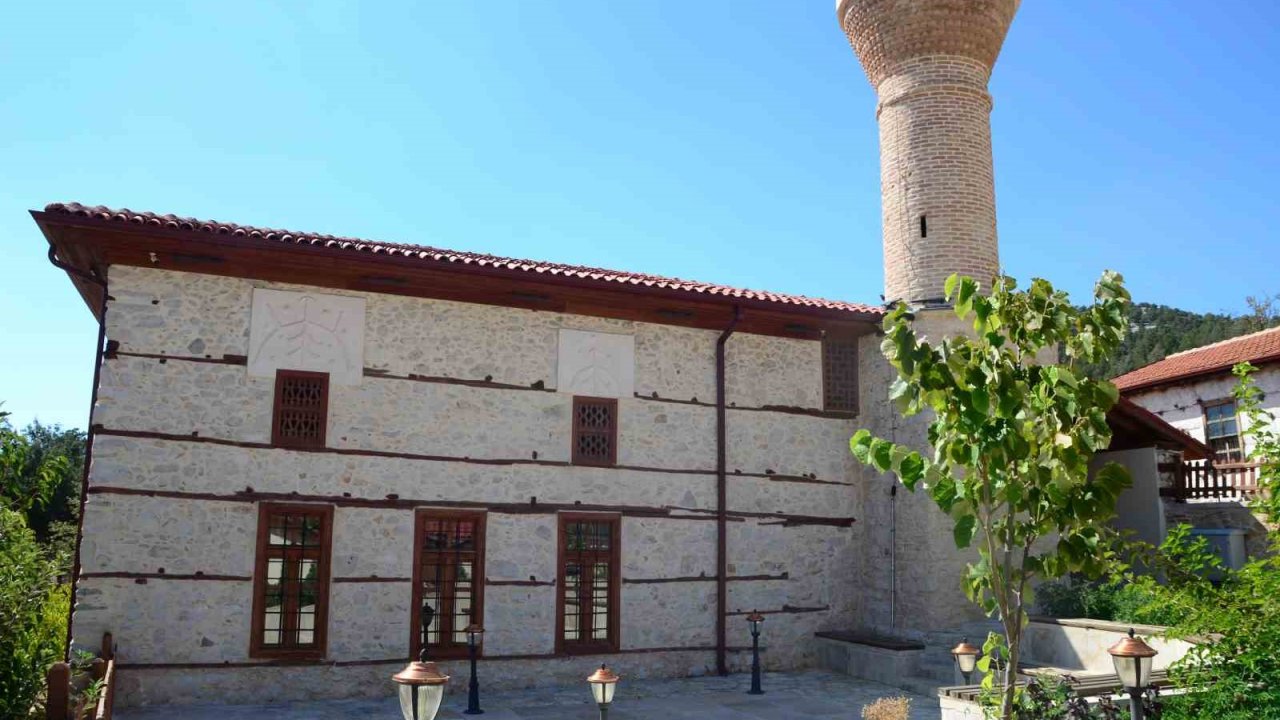Antalya’da 600 yıllık Sarıhacılar Camisi, restorasyon sırasında alınan eserlerin iadesini bekliyor