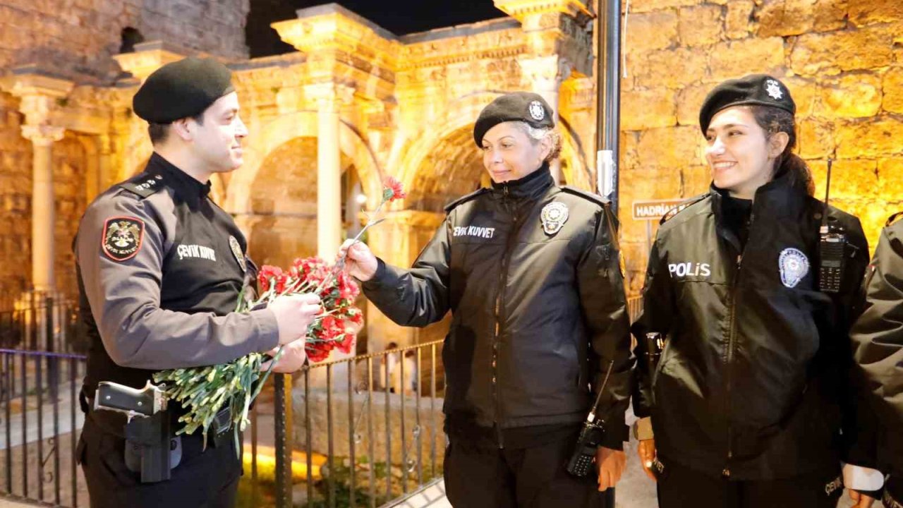 Antalya’da 8 Mart’ta görev yapan kadın polislere karanfil