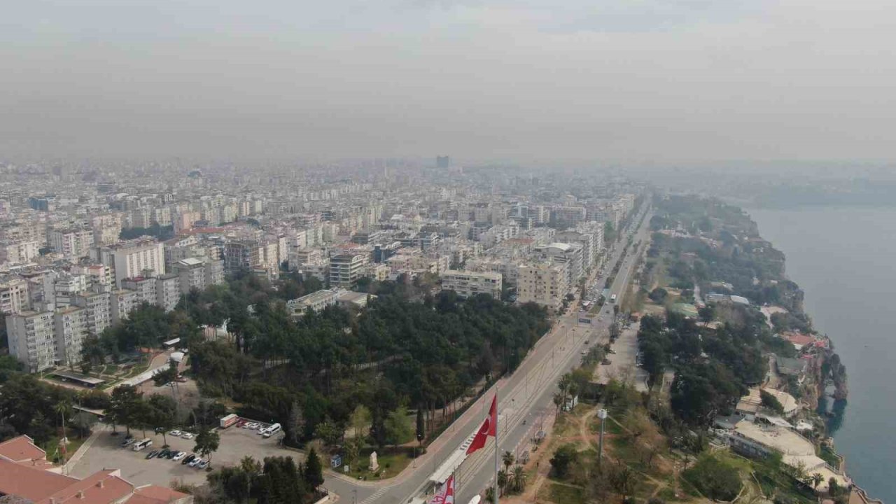 Antalya’da gökyüzü sarardı, toz bulutu dronla görüntülendi