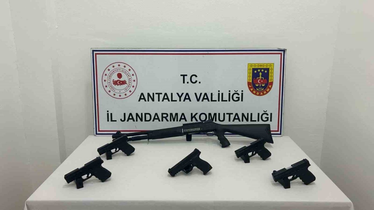Antalya’da ruhsatsız silah operasyonun: 2 gözaltı
