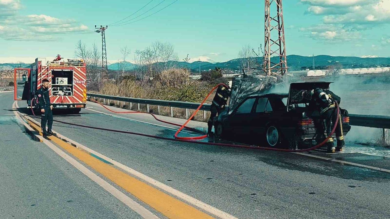 Antalya’da seyir halindeki otomobilde yangın