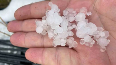 Bayram sabahı Antalya’ya dolu yağdı