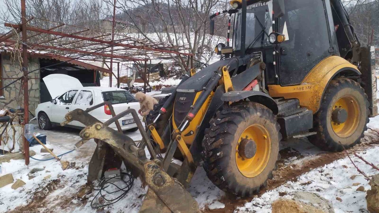 Büyükşehir Belediyesi’nden Alanya’da kar temizleme çalışması