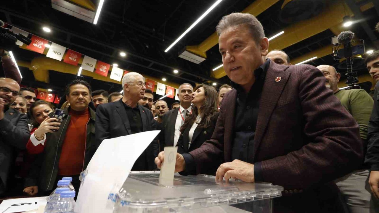 CHP Antalya’da Cumhurbaşkanı adayını belirlemek için oy verme işlemi devam ediyor