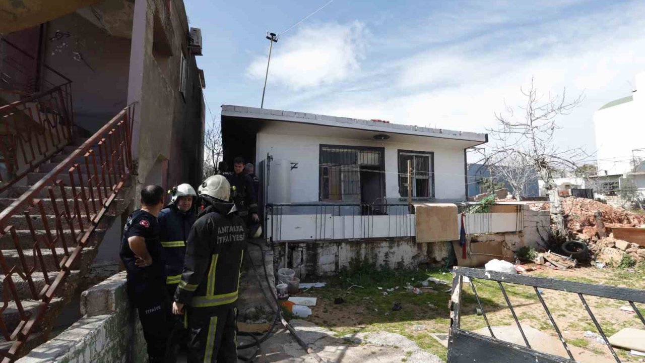 Gecekonduda çıkan yangın ekipleri alarma geçirdi
