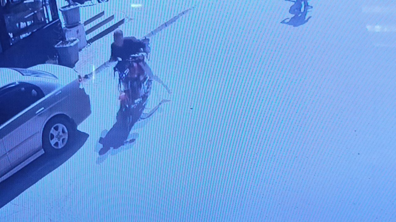 Kaza yapan motosiklet sürücüsü acısını unutup motosikleti kaçırdı, tedavi için yaya olarak geri geldi