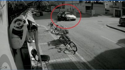 Otomobil ile motosiklet çarpıştı