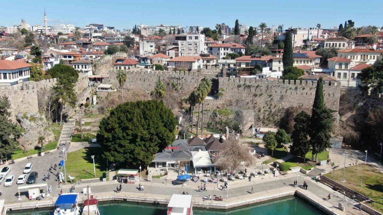 Tarihi Kaleiçi surları çökme tehlikesiyle karşı karşıya