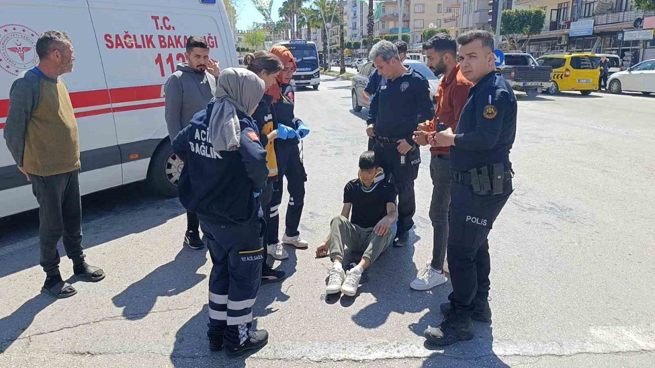 Yasağa rağmen ’U’ dönüşü yapan otomobile motosiklet çarptı: 2 yaralı