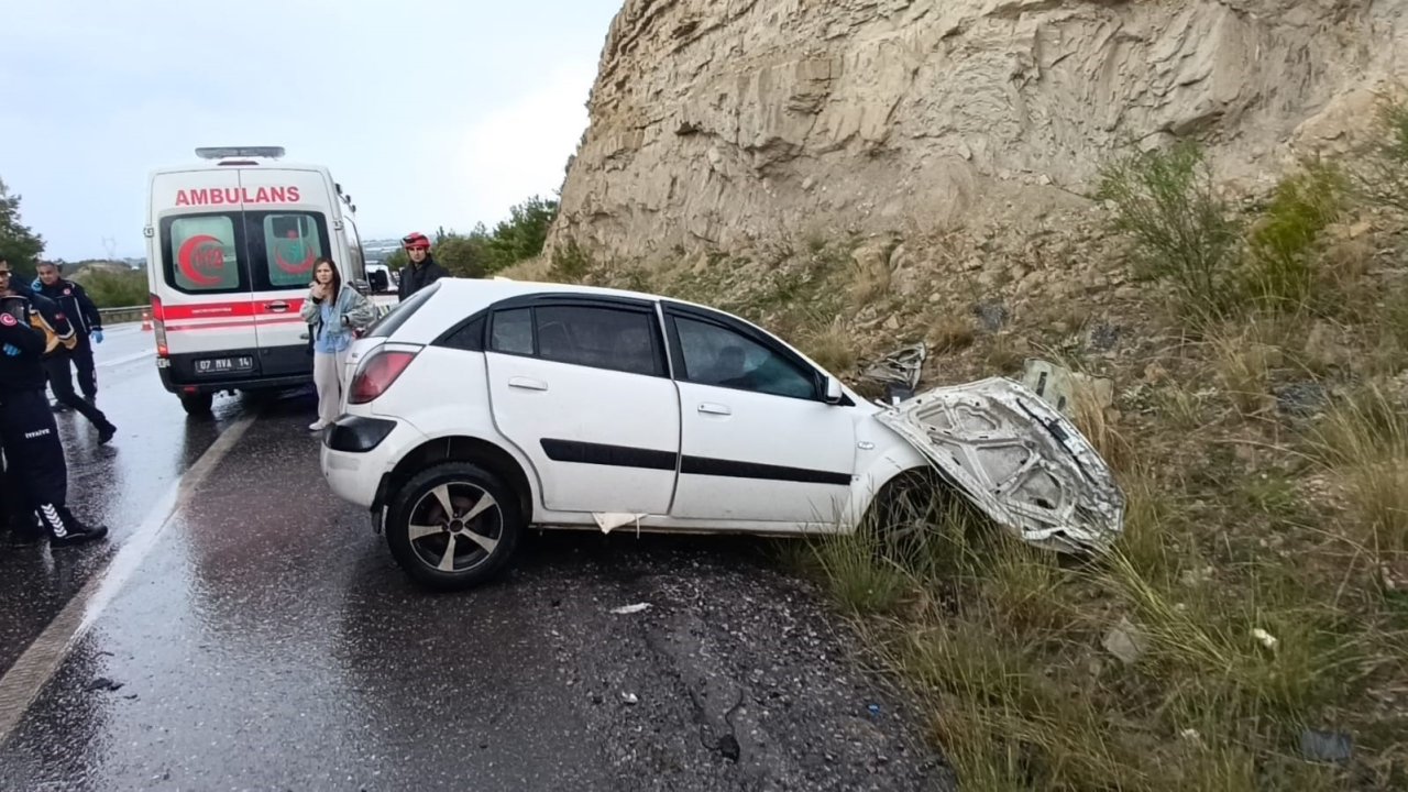 Manavgat'ta Yolcu otobüsü otomobille çarpıştı: 2 ölü