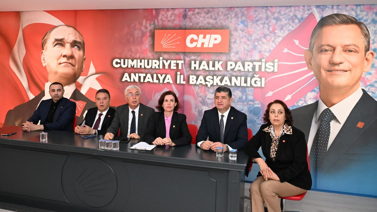Antalya’da ilk imza Büyükşehir Belediye Başkanı Muhittin Böcek’ten