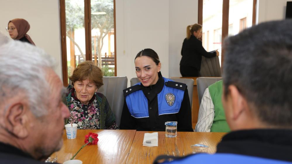 Antalya'da huzurevi sakinlerine bayram ziyareti