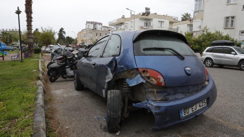 Antalya’da lüks otomobiliyle 1 araç ve 6 motosikleti hurdaya çevirdi