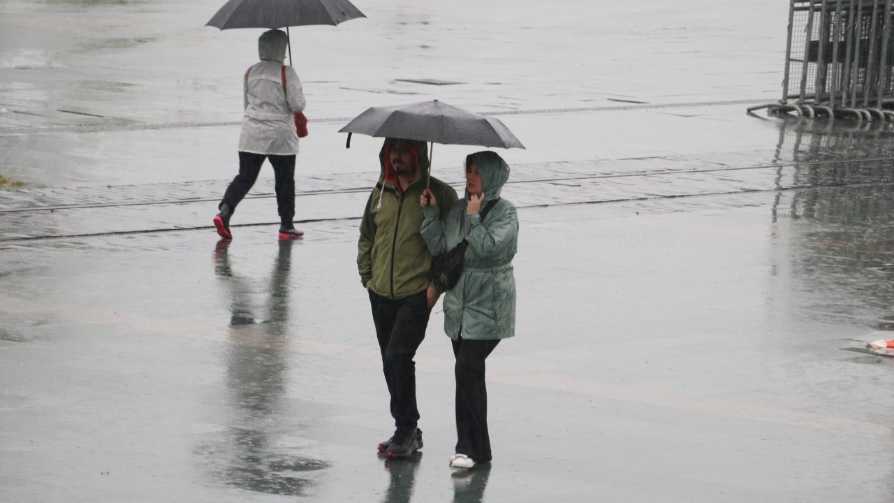 Antalya, bayramı yağmurla uğurladı