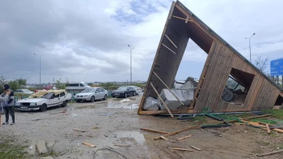 Antalya’da hortum 2 tonluk bungalovu 30 metre sürükledi,